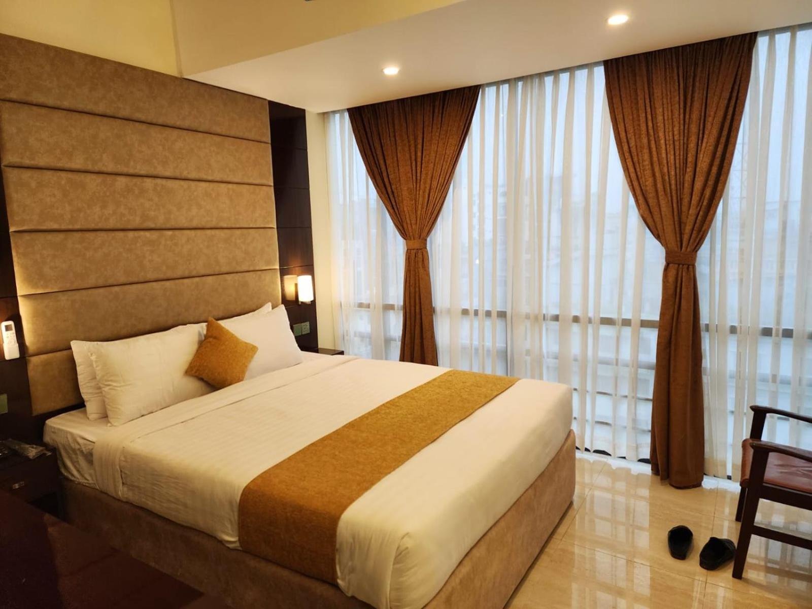 White Park Hotel & Suites Chittagong Extérieur photo